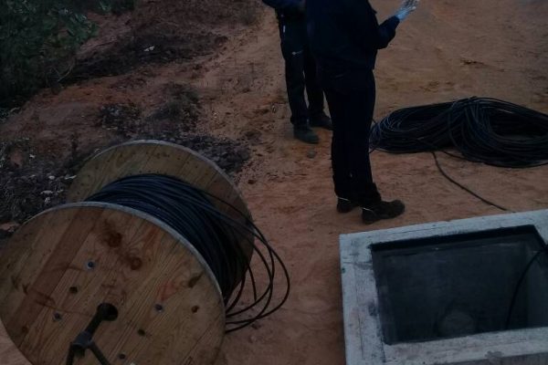 Optical fiber laying on bedplate Optical fiber laying on bedplate